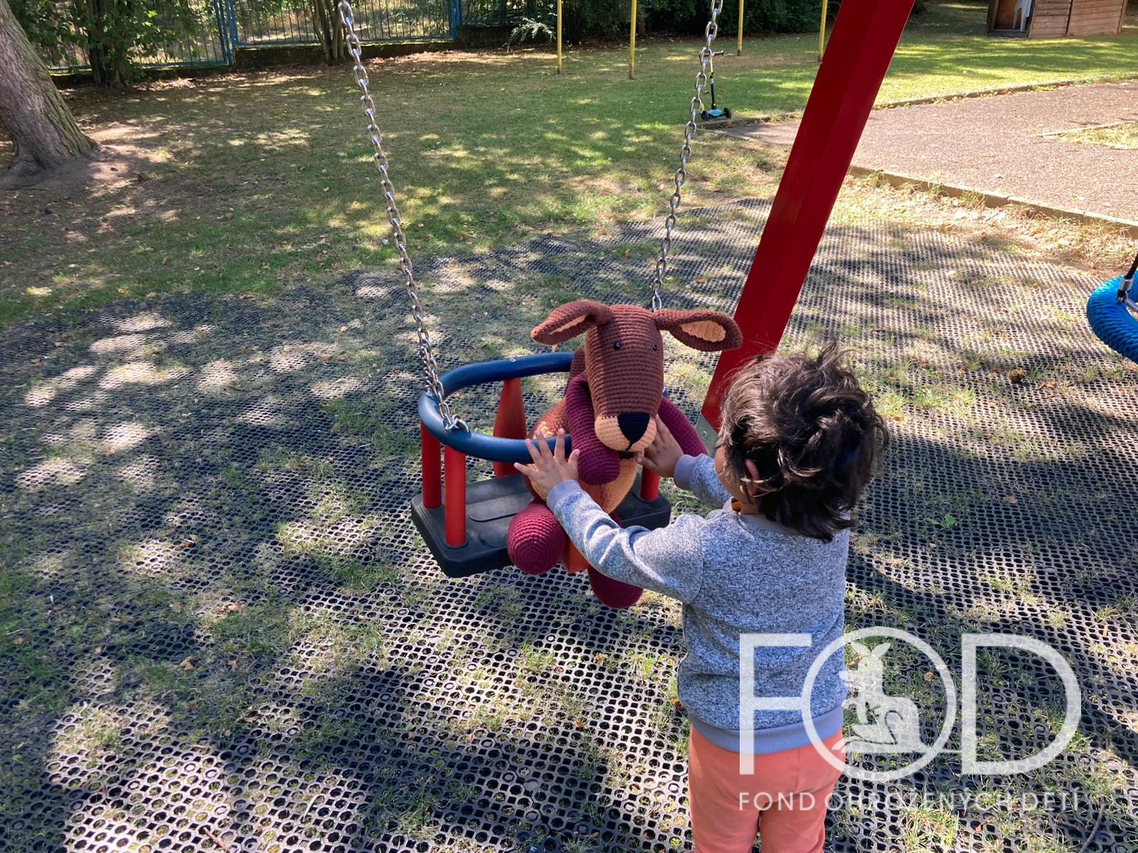 Náš klokanní maskot na houpačce